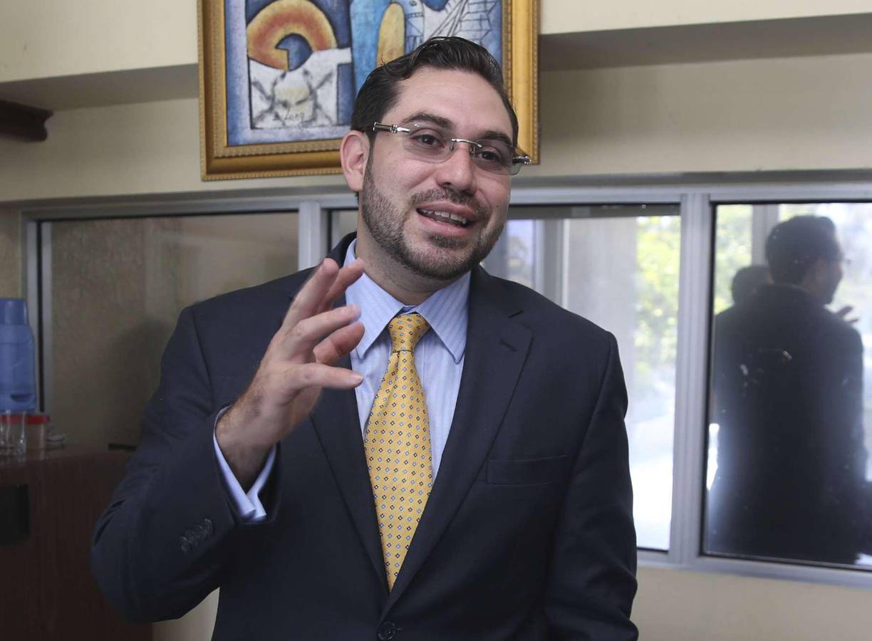 “La @PoliciaHonduras entregó una citación para el Juzgado de Cociliacion Vial <b>por una falta que no tiene relación a hechos de violencia doméstica.</b> Se investigará y se hará el protocolo de ley. Somos una institución apolítica en su sentido partidista y respetuosa de los @DDHH”, le contestó la Policía Nacional a la viceministra, siempre a través de X, antes Twitter.