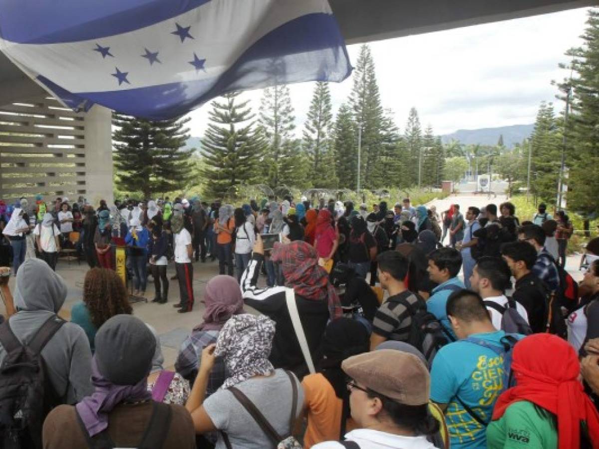 Estudiantes no cesan en sus protestas, se niegan a entregar la Unah