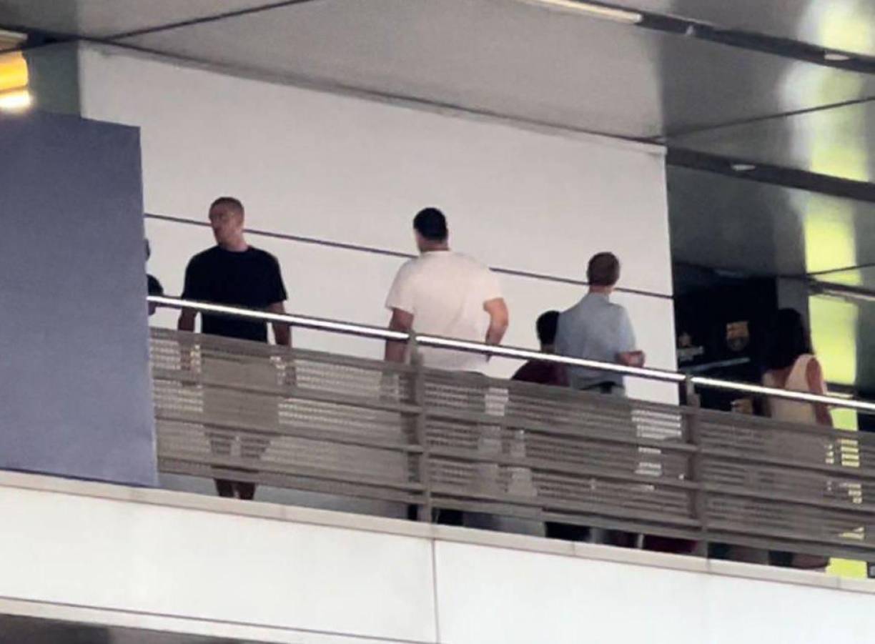 Oriol Romeu ya se encuentra en las instalaciones del Barça. En la tarde de hoy se ha visto con Xavi Hernández, Mateu Alemany y Rafa Yuste acompañados de su familia. Acuerdo total a falta de oficialidad.