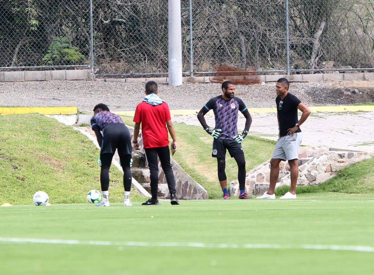 El atacante estuvo charlado con Edrick durante su visita al Centro de Alto Rendimiento.