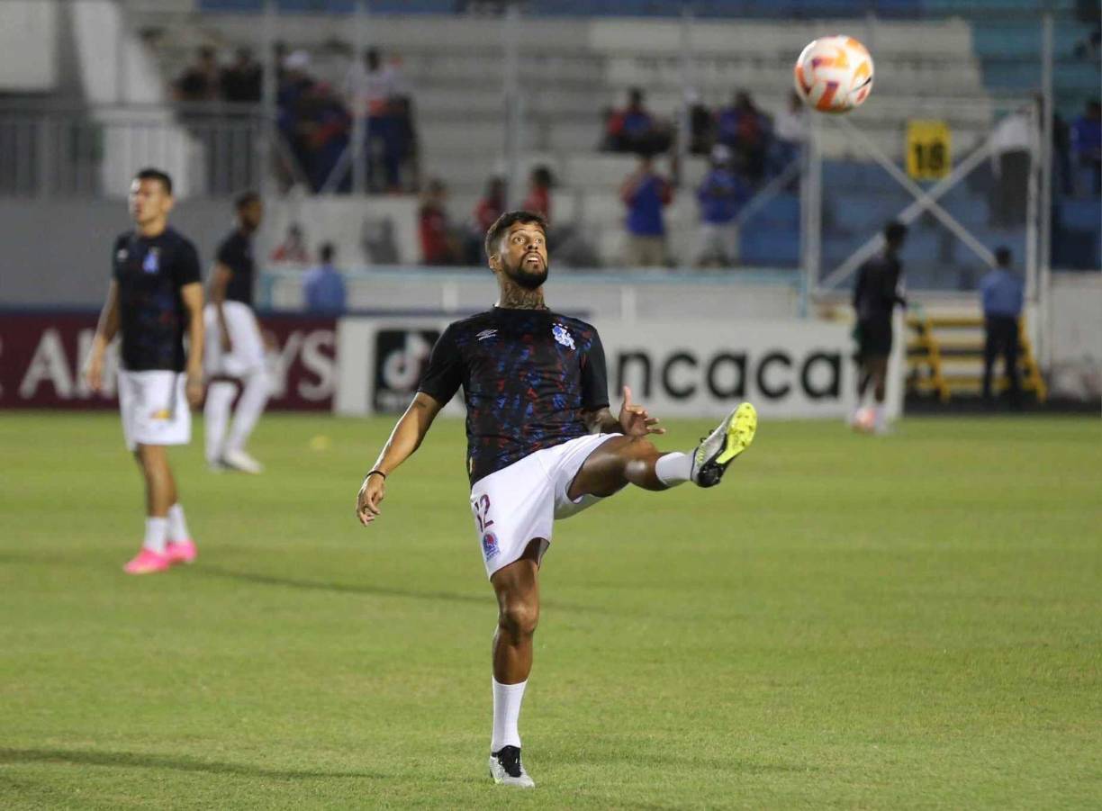 El partido estaba pactado a iniciar a las 8:00 PM en busca del pase a la siguiente fase de la Copa Centroamericana de la Concacaf. 