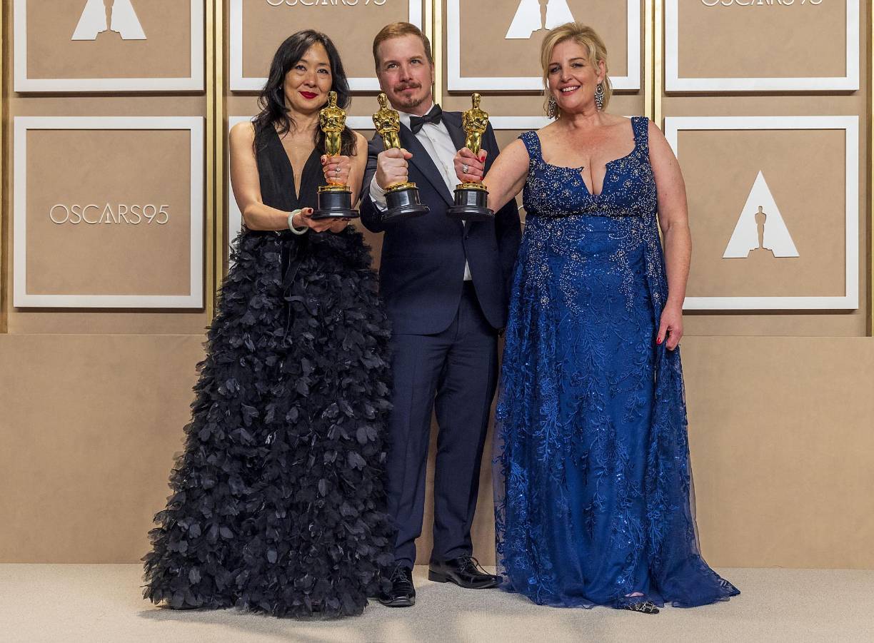 Judy Chin, Adrien Morot y Annemarie Bradley posan con sus premios Oscar en la categoría de mejor maquillaje y peinado por la película "The Whale".