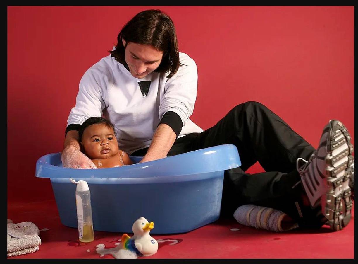 Al igual que Messi, Yamal pasó por la renovada cantera de La Masia de Barcelona. A pesar de su edad, ha sido de los mejores jugadores de España en la Eurocopa 2024, donde su equipo jugará la final en Berlín.