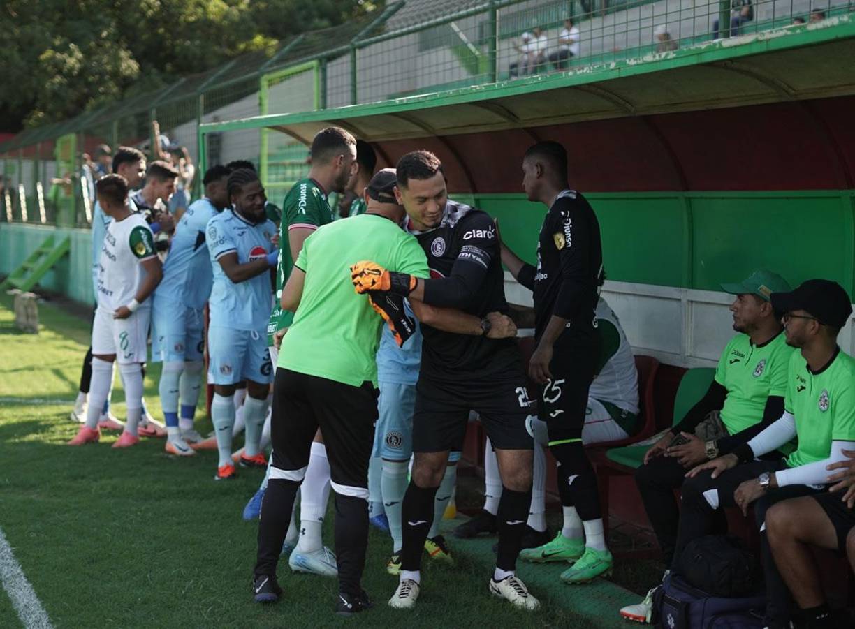 Fair Play: el saludo de los jugadores del Marathón y Motagua antes del inicio del partido.