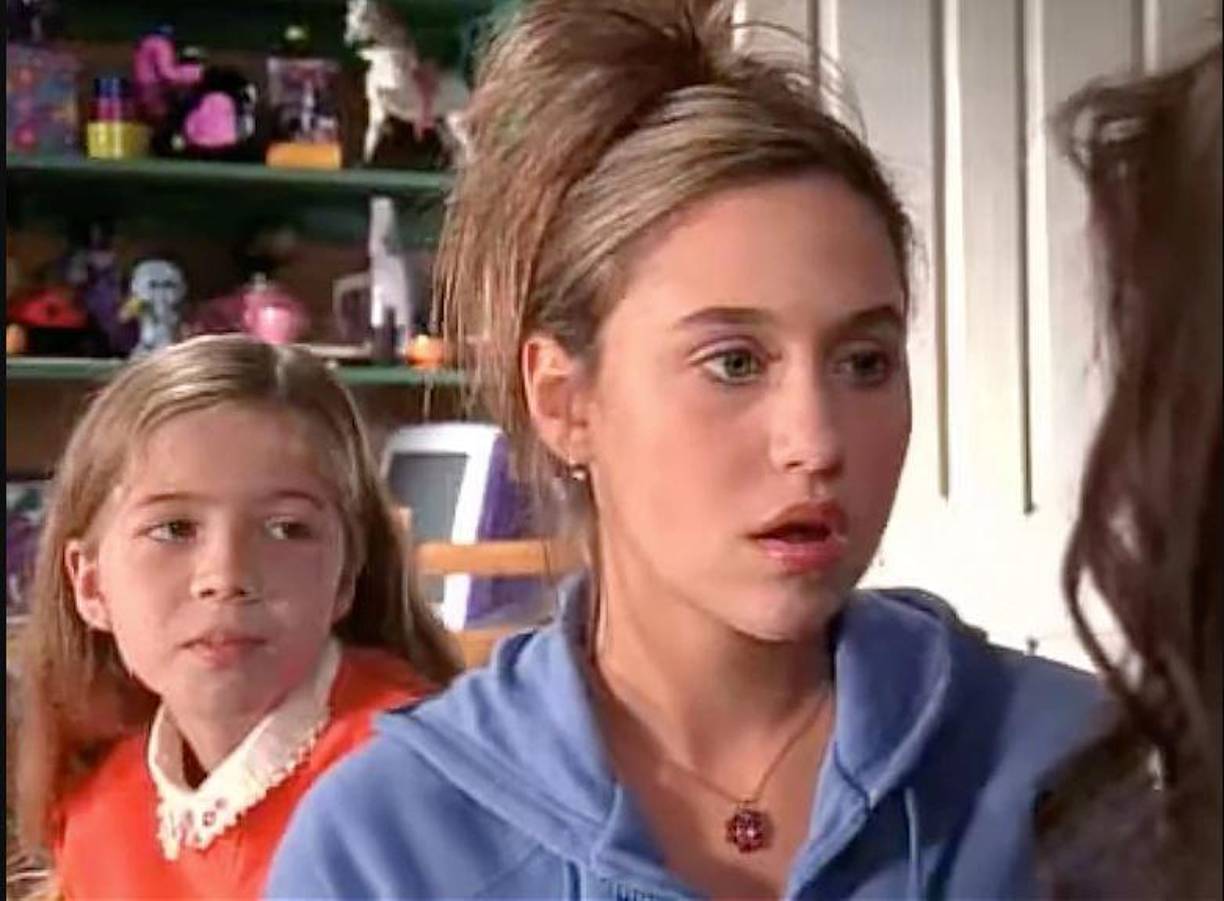 Para la interpretación, la actriz detalló que necesitaba parecerse más a Dewey, por lo que resaltaron sus orejas, una de las características físicas más evidentes del personaje.