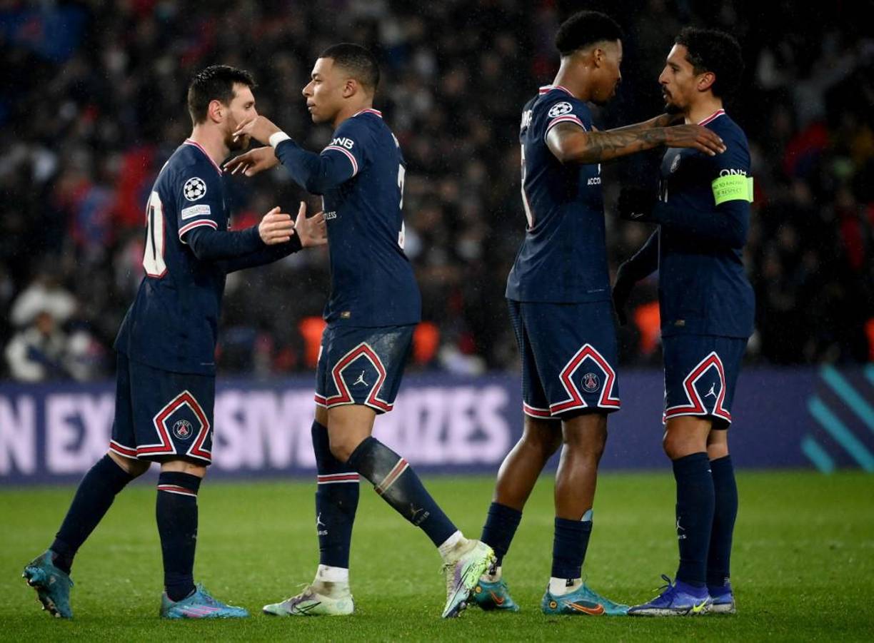 Lionel Messi reaccionó con un abrazo para Mbappé luego que el francés anotó in extremis.