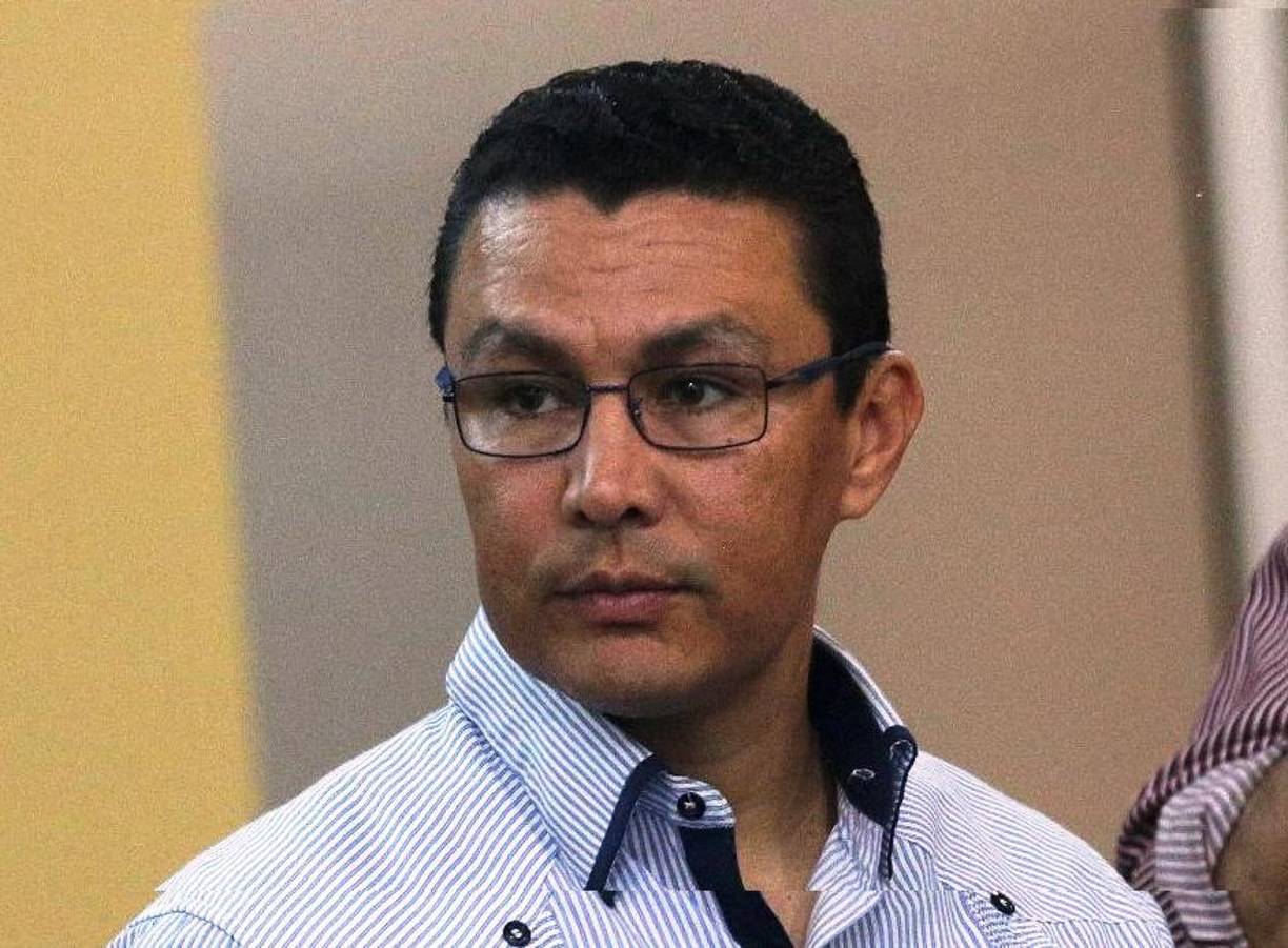 ”He sido y sigo siendo objeto de persecución política en la que se me han violentado todos los derechos y garantías contenidos en la Constitución y los tratados internacionales de los que Honduras es parte, como la presunción de inocencia, derecho de defensa, debido proceso, derecho al honor y buen nombre, entre otros, corrompiendo el sistema de justicia y pretendiendo dejarme en indefensión mediante acusaciones mediáticas y judiciales sin pruebas que acrediten la responsabilidad que se me pretende achacar”, puntualiza como primer punto Ebal Díaz.