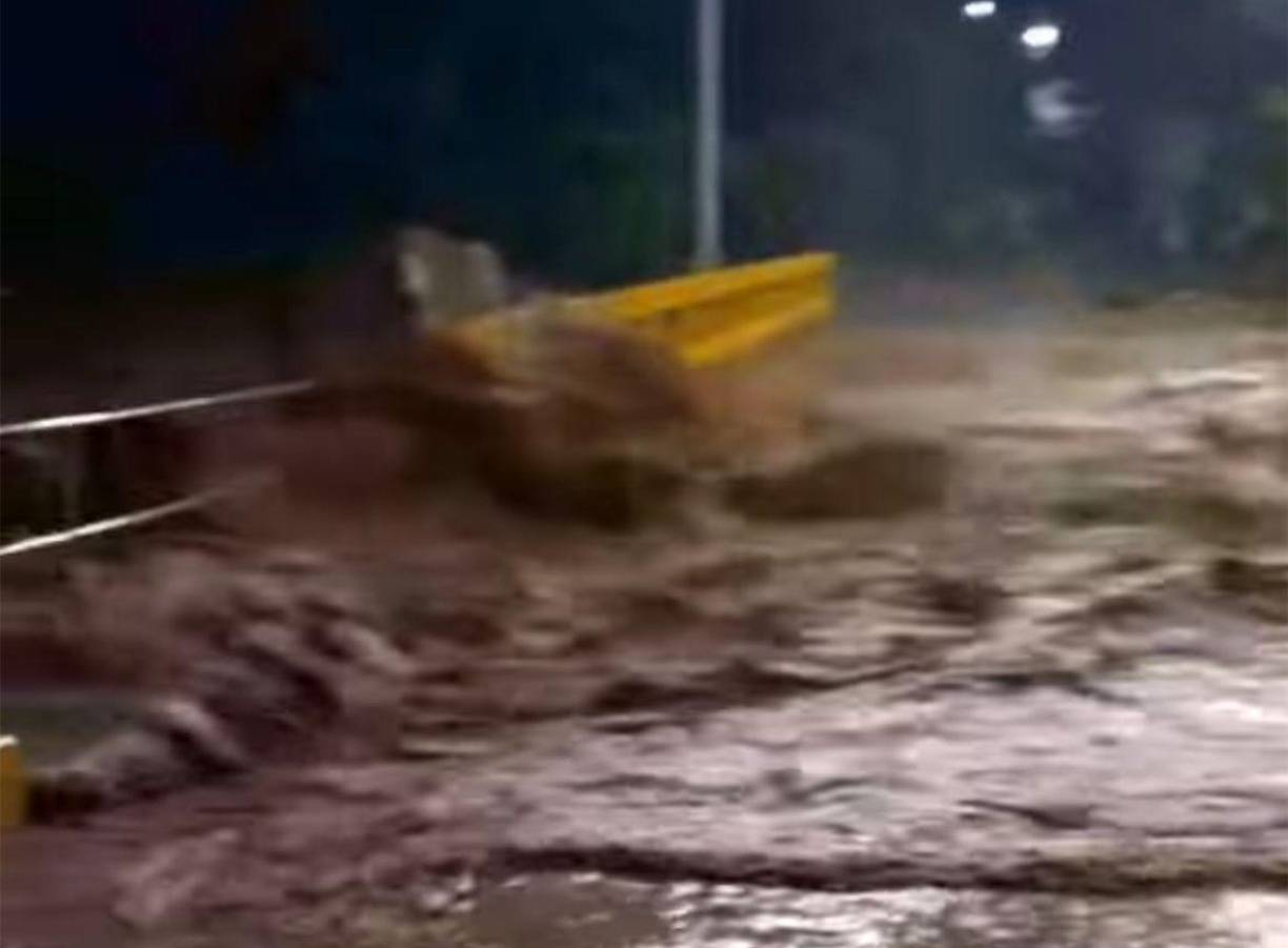 El río Jupilingo, en sectores de Jocotán y Camotán, creció exponencialmente y la fuerza del agua sobrepasó el puente. 