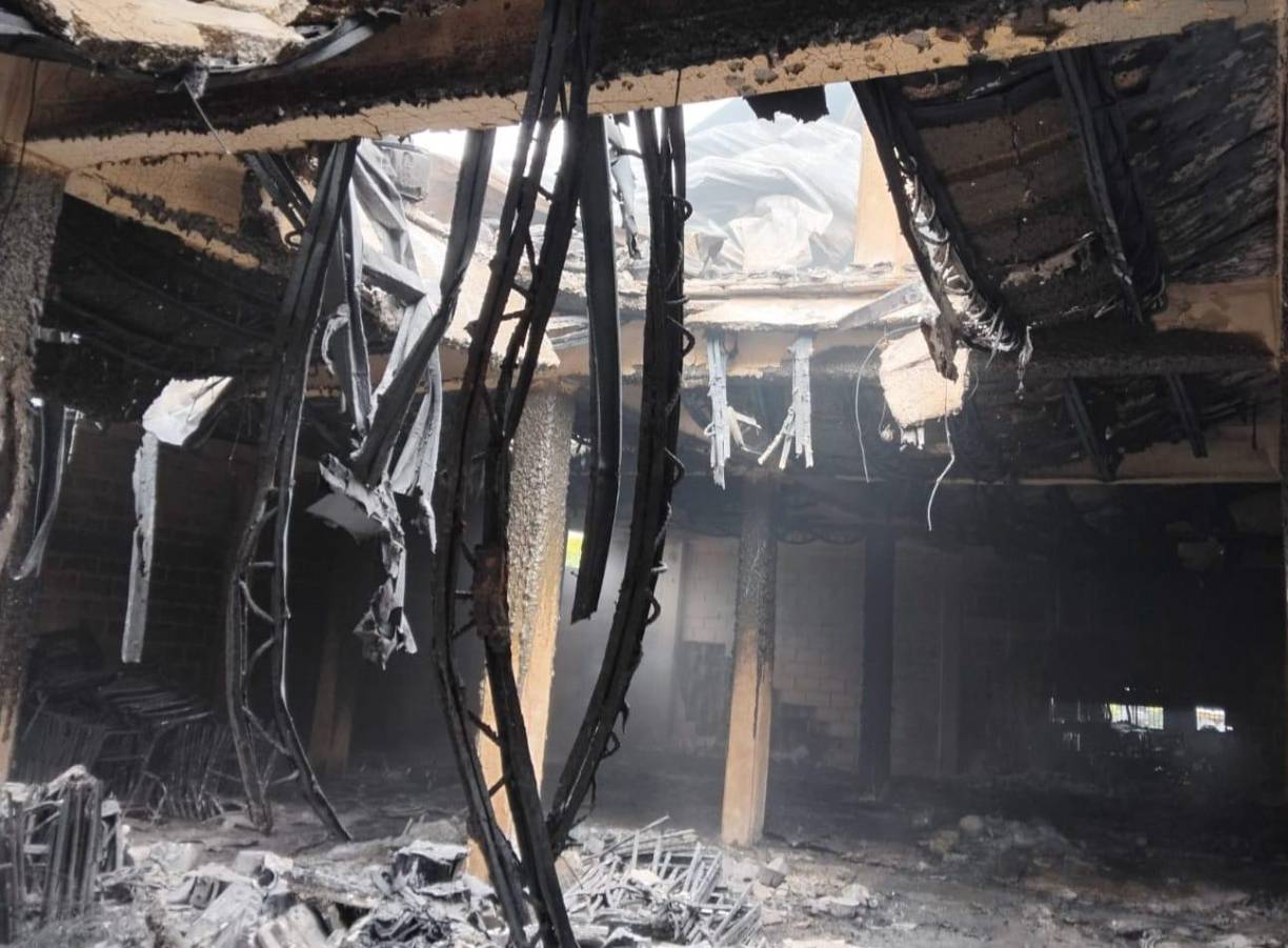 Elementos de la unidad de inspecciones y de investigación del Cuerpo de Bomberos indicaron que el daño en la infraestructura del edificio de cuatro pisos fue tal, que se corre el riesgo de un colapso.