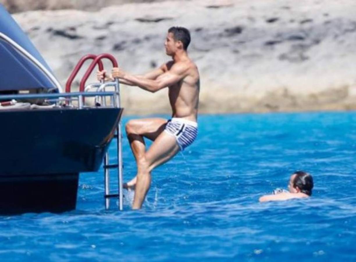 Tanto el MY Asciari como el Maiora Seven C fueron construidos en el año 2003 y ambos tienen capacidad para acoger a 10 personas en sus cuatro camarotes.