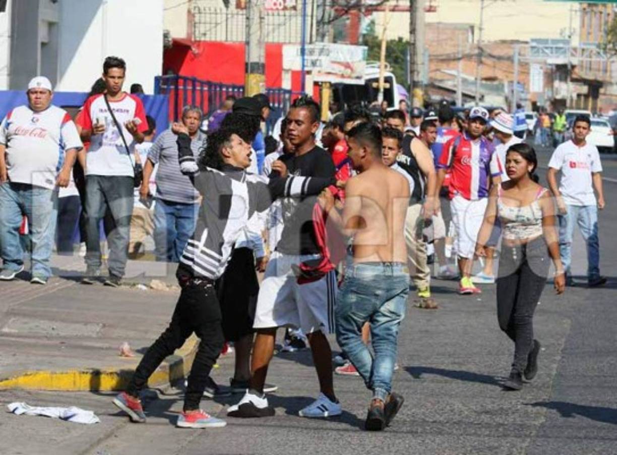 Aficionados del Olimpia de manera increíble se fueron los golpes, se pelearon entre ellos.