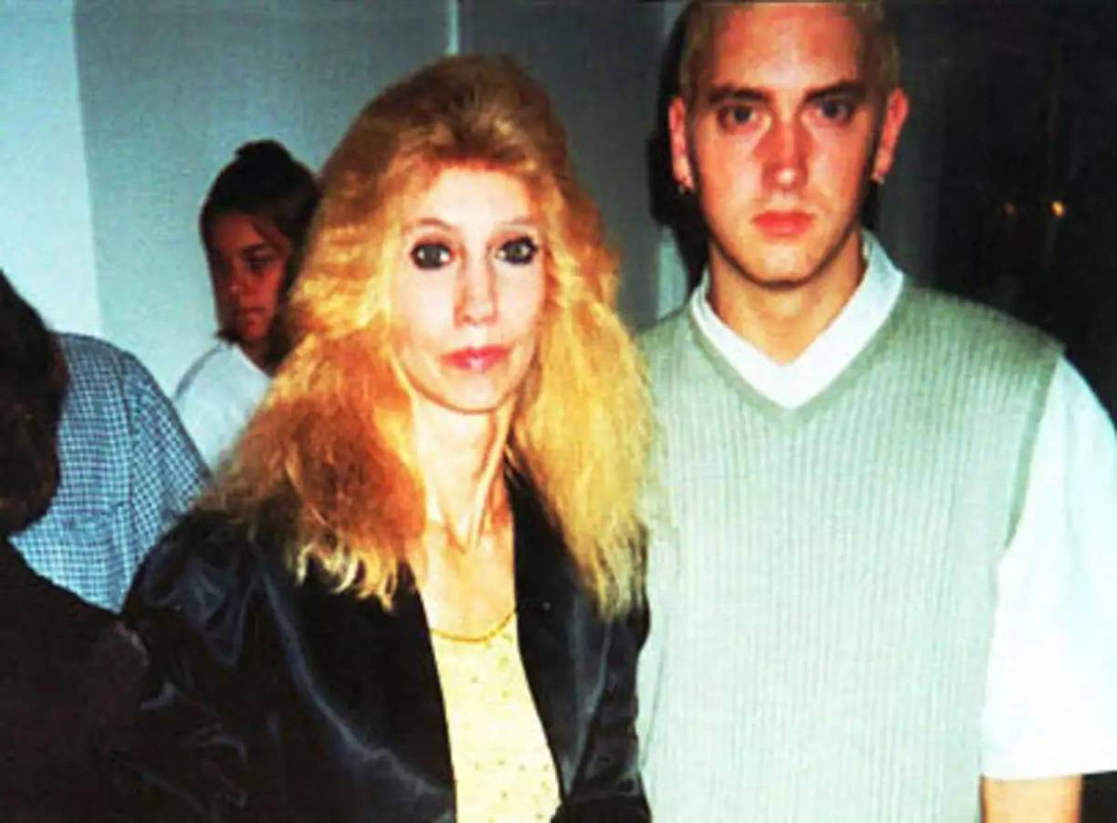 Debbie Nelson, madre del rapero Eminem, murió el lunes 2 de diciembre a los 69 años en St. Joseph, Misuri, debido a complicaciones relacionadas con un cáncer de pulmón, según confirmó un representante del artista a la revista People. 