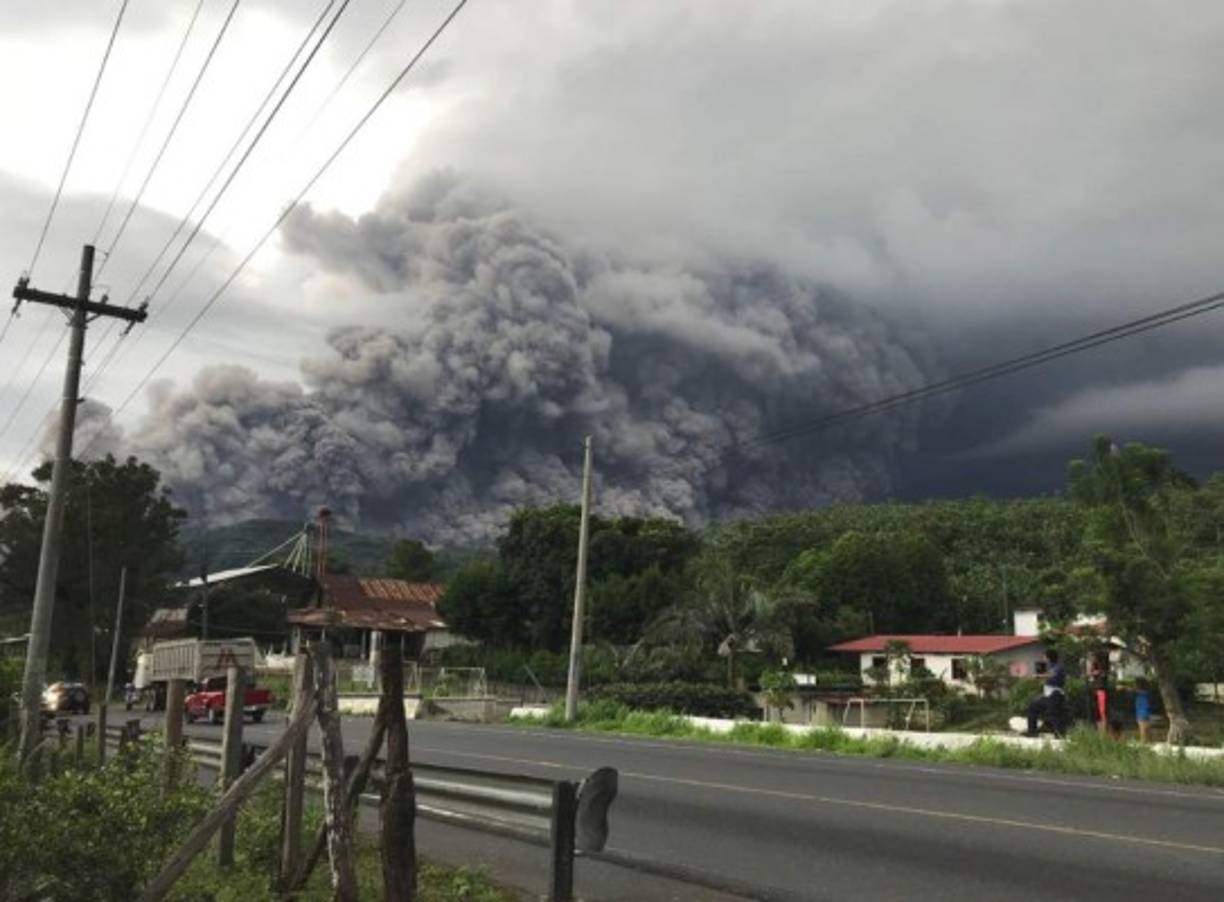 A woman votes at a polling station in Guatemala City on June 16, 2019 during general elections. - Corruption-weary Guatemalans are set to elect a new president Sunday after a tumultuous campaign that saw two leading candidates barred from taking part and the top electoral crimes prosecutor forced to flee the country, fearing for his life. (Photo by ORLANDO ESTRADA / AFP)