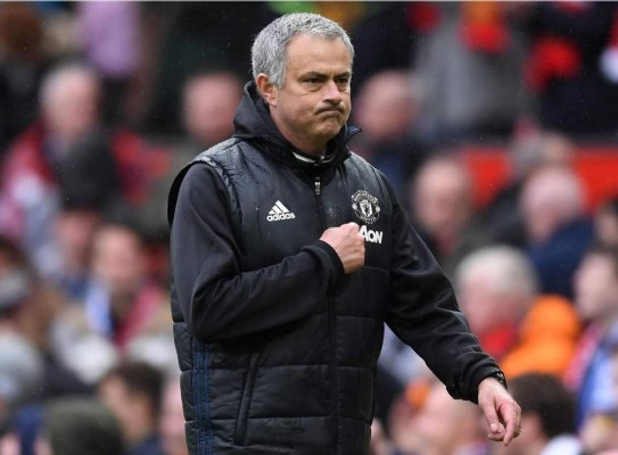 El técnico portugués José Mourinho está en negociaciones para ampliar su contrato con el Manchester United. Todo parece bien encaminado a tenor de sus palabras: 'Queda mucho tiempo para hablar. Estoy feliz, en el club también lo están, así que será fácil resolverlo'.
