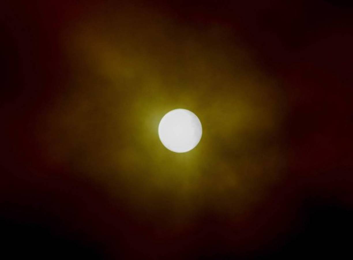 Miles de turistas locales en Chile, donde pesan restricciones sanitarias por el coronavirus, llegaron al balneario de invierno y verano alrededor del lago y volcán Villarrica, 800 km al sur de Santiago para avistar el fenómeno.