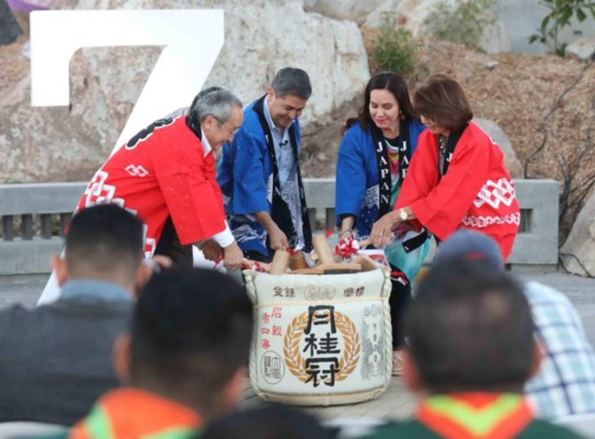 El presidente Juan Orlando Hernández y la primera dama, Ana García de Hernández, junto al embajador de Japón, Norio Fukuta, inauguraron las Plazas Conmemorativas en el cerro Juana Laínez. El acto también contó con la participación de la presidenta de la FET, Luisa María Willingham, y autoridades gubernamentales, entre otros.