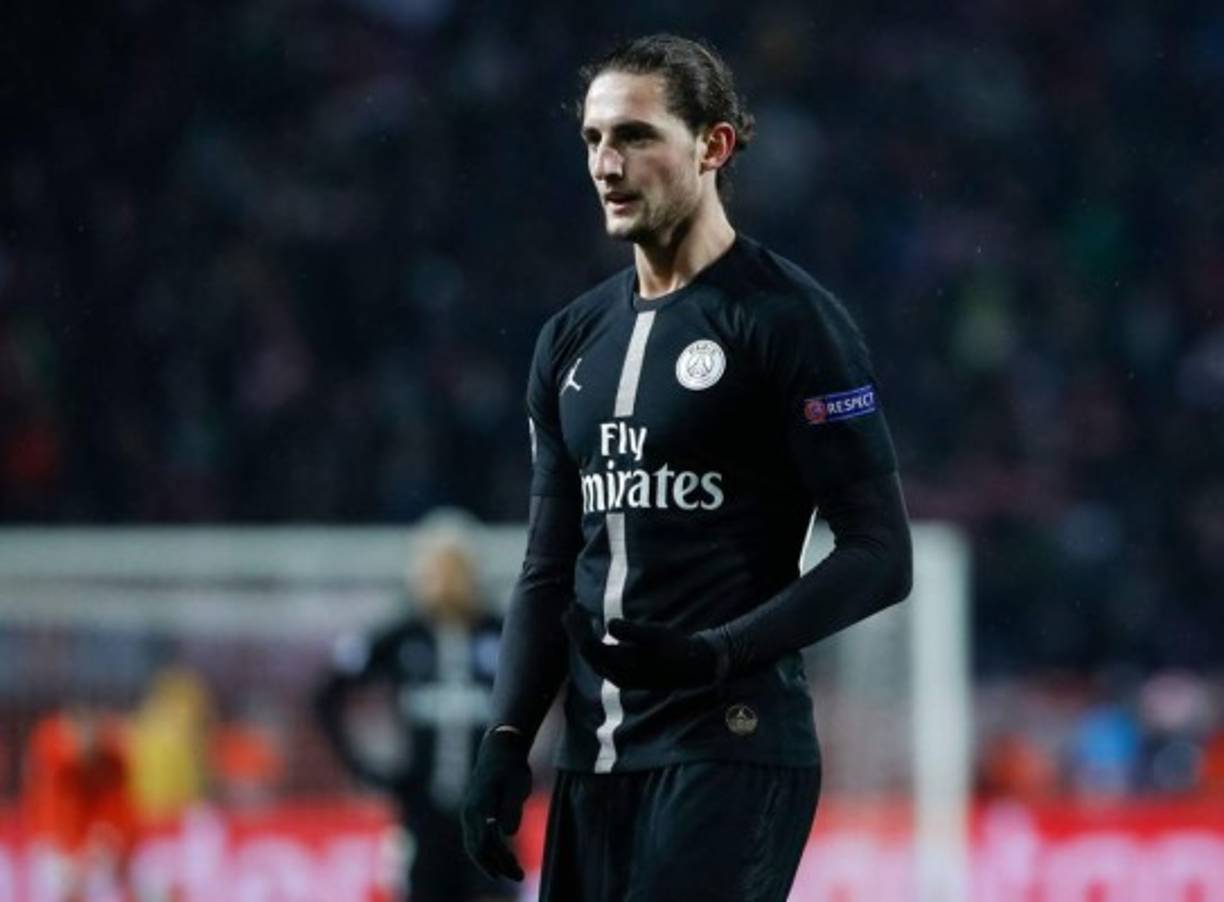 Adrien Rabiot sería uno de los elegidos por Zidane para el nuevo medio campo del Real Madrid. El francés ya no quiere en el PSG y muchos medios aseguran estaría cerca de ir al club blanco.