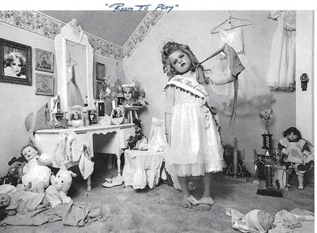 En un libro de Jackson llamado 'Room to play' las autoridades encontraron una foto de una niña muy parecida a la reina infantil de belleza asesinada JonBenet Ramsey con una soga alrededor de su cuello.