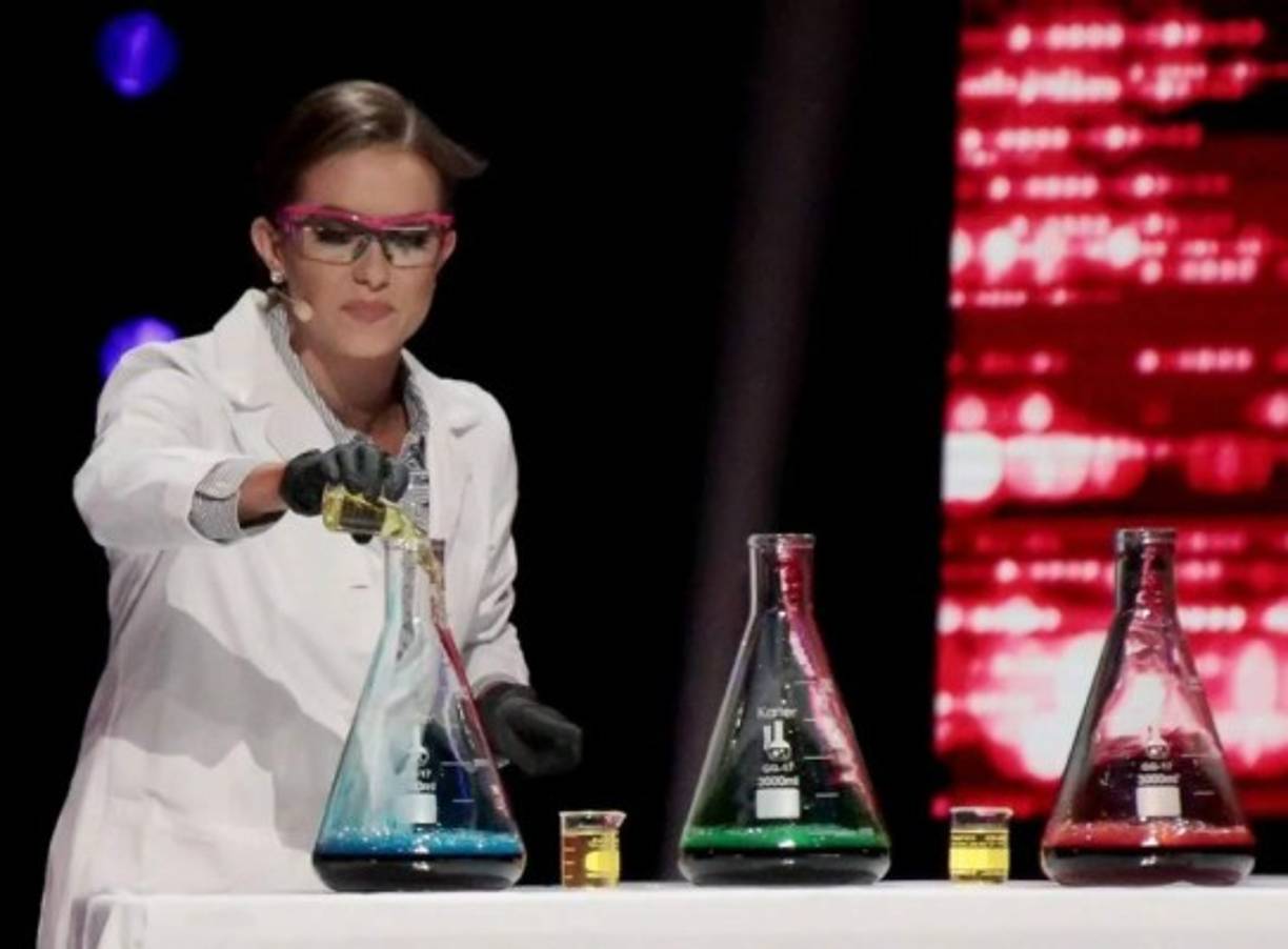 Schrier se robó el espectáculo durante la parte de talento: mientras las otras cuatro finalistas realizaban bailes de jazz, giraban bastones y cantaban canciones, Schrier realizó una demostración de química.<br/>