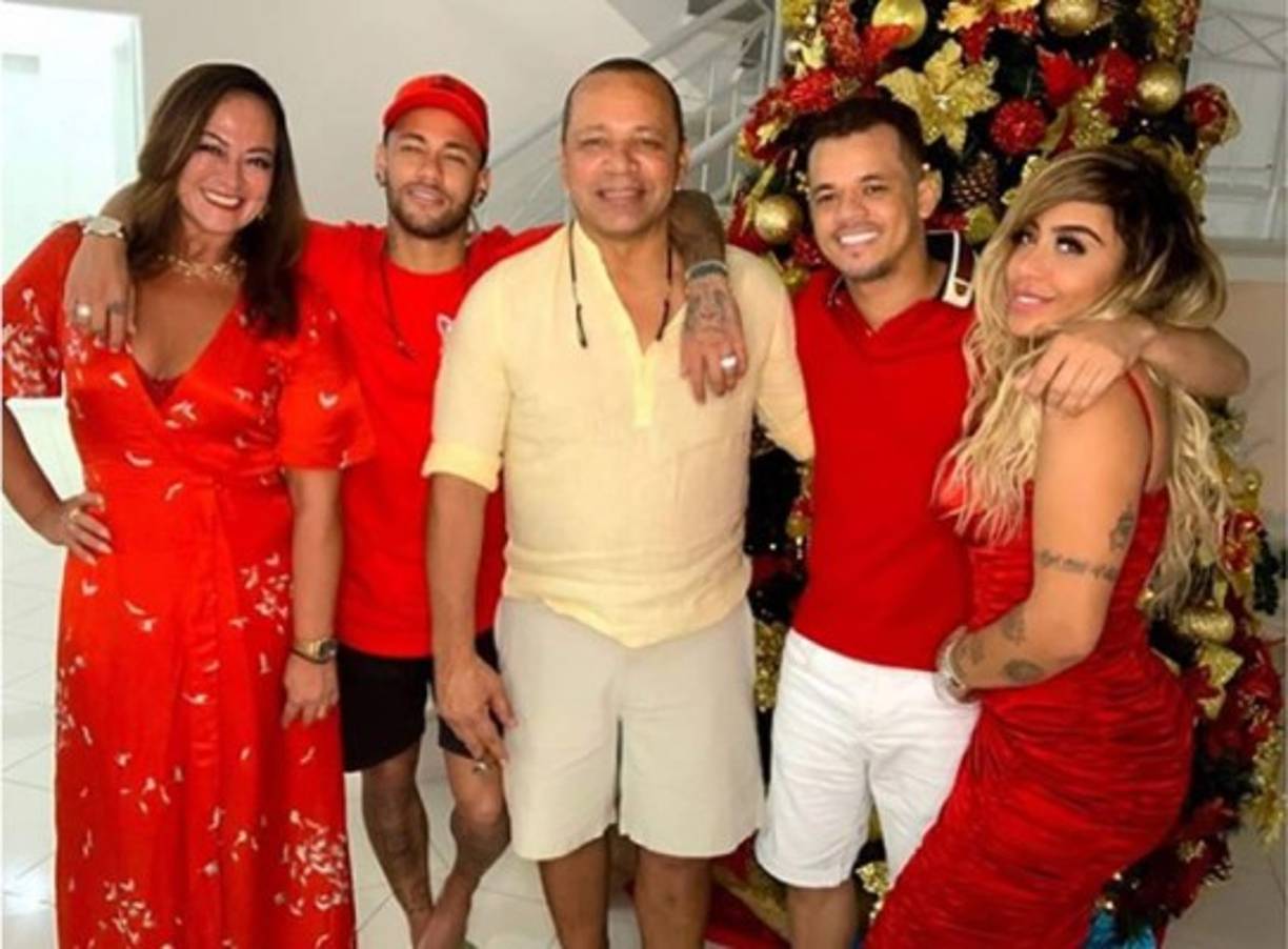 Neymar y su familia pasando la Navidad en Brasil.