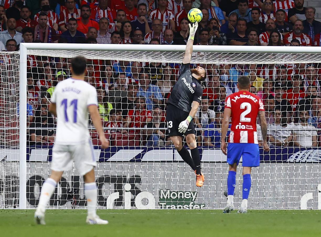 El portero esloveno Jan Oblak salvó al Atlético de Madrid en varias ocasiones en el segundo tiempo.