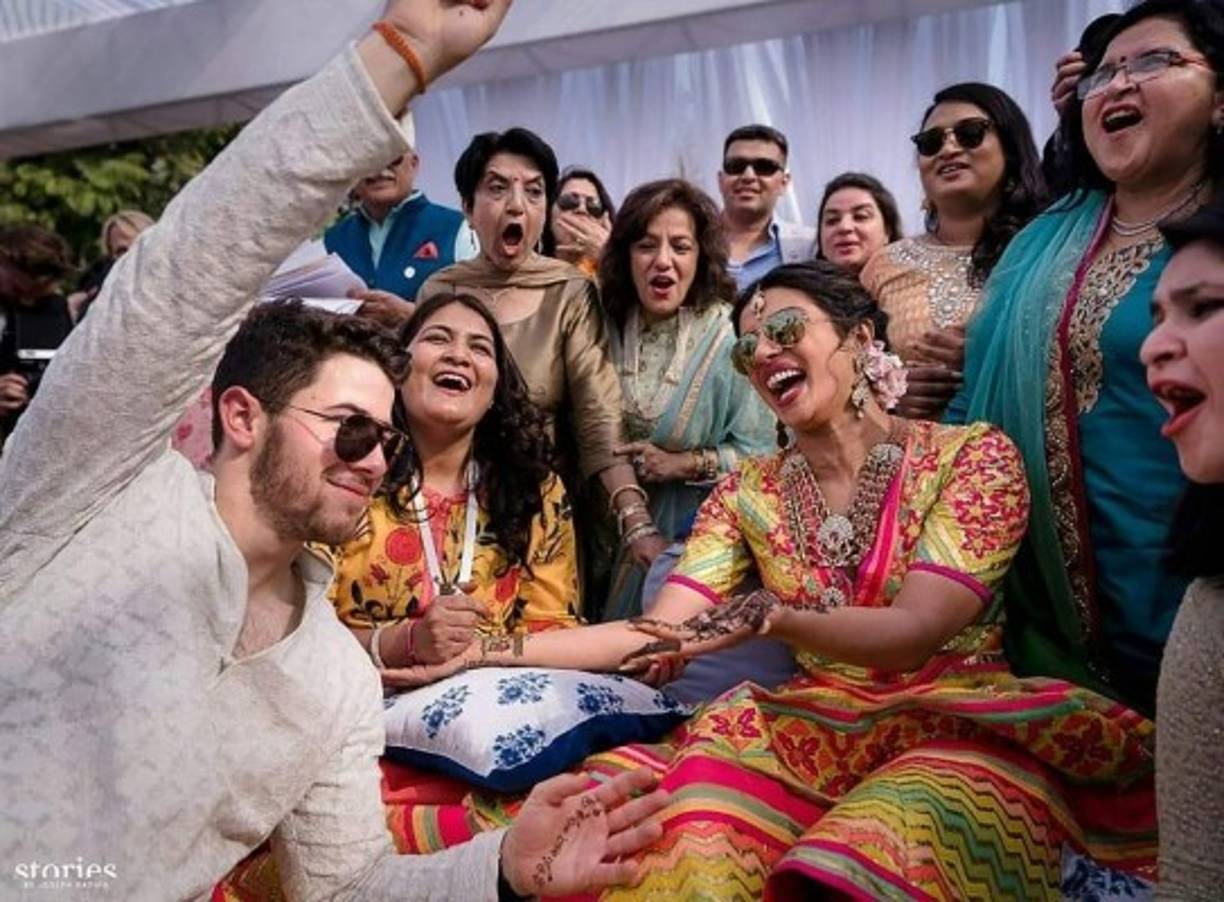 El viernes tras su llegada a Jodhpur, Chopra tuvo una ceremonia de Mehndi, donde todas las mujeres de las familias de la novia y el novio y las amigas cercanas se reúnen, para hacer a la novia diseños de henna aplicados a sus manos y pies.<br/><br/>Chopra lució un traje de colores intensos típicos de India mientras Jonas exhibió una kurta bordada y una túnica.