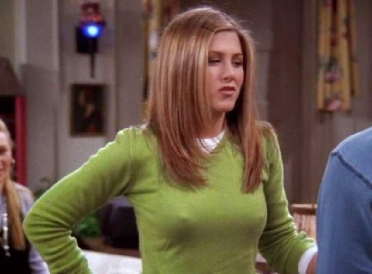 Los planes de Jennifer Aniston cambiaron después de hacer una audición para Friends, una comedia que se creó para la cadena de televisión NBC en 1994-1995. os productores del programa originalmente querían que Aniston hiciera la prueba para el papel de Monica Geller, pero consideraron que Courteney Cox daba mejor para el papel. Así que Aniston fue elegida como Rachel Green. También se le ofreció un papel en Saturday Night Live, pero lo rechazó para estar en Friends.