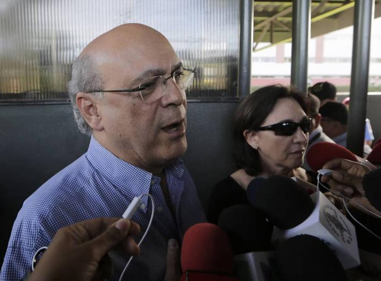 El periodista Carlos Fernando Chamorro, incluido entre los sancionados, publicó en redes sociales que “los castigados por medidas de odio y venganza, son todos los ciudadanos que demandan un cambio con justicia y libertad, incluidos los servidores públicos, civiles y militares”. Exiliado en Costa Rica, Chamorro es hijo de la expresidenta Violeta Barrios (1990-1997).