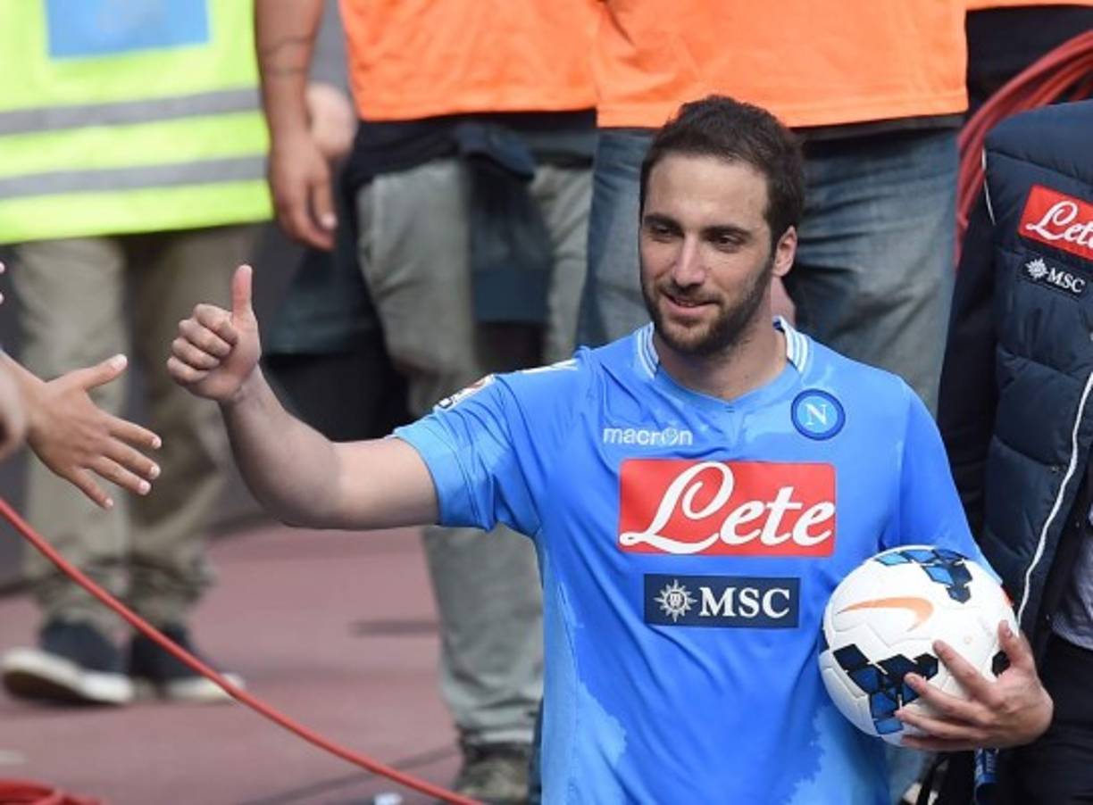 Gonzalo Higuain. Lo compró el Napoli al Real Madrid por 39 millones y lo vendió por 90 a la Juventus.