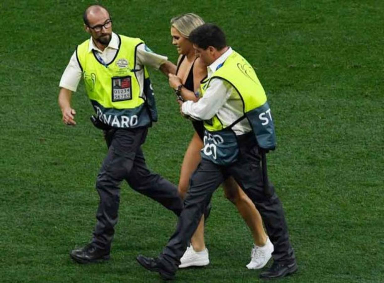 La chica estadounidense burló la seguridad del estadio e ingresó al terreno de las acciones. Inmediatamente tuvo que ser sacada del césped.