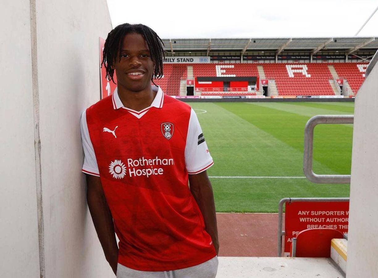 El lateral Dexter Lembikisa con ficha del Wolverhampton. Para esta temporada fue cedido al Rotherham de la Segunda División inglesa.