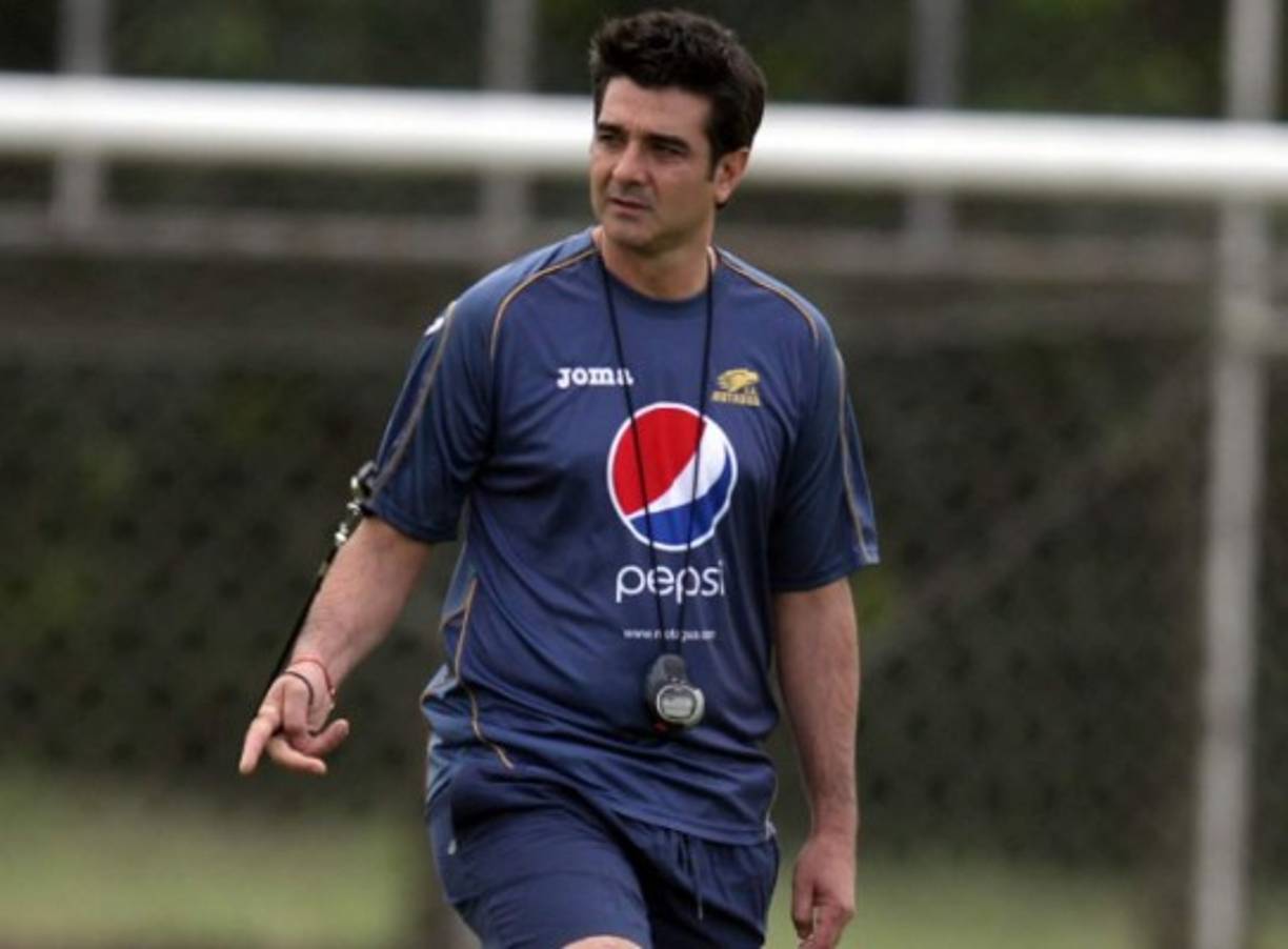 En 2013 fue presentado por Motagua como su nuevo entrenador.