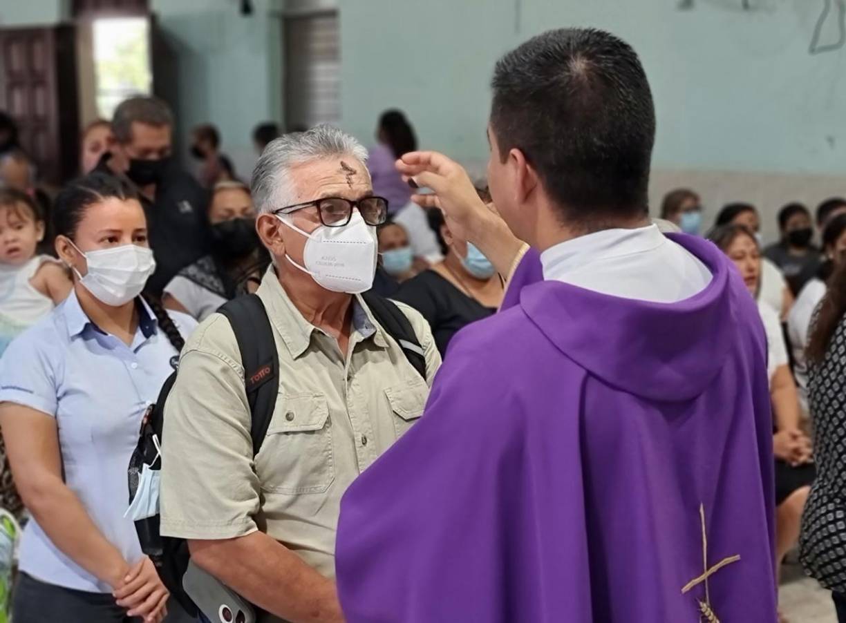 Celebración del Miércoles de Ceniza en la Parroquia Nuestra Señora de Lourdes, Choloma, Cortés. 