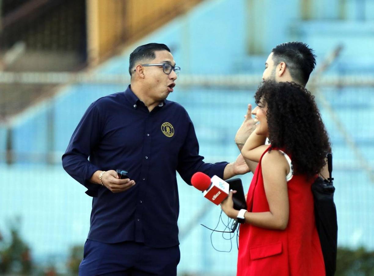 Emilio Izaguirre, director deportivo del Motagua, charlando con los periodistas de Grupo OPSA, Jafeth Moreno y Emma Ramos.
