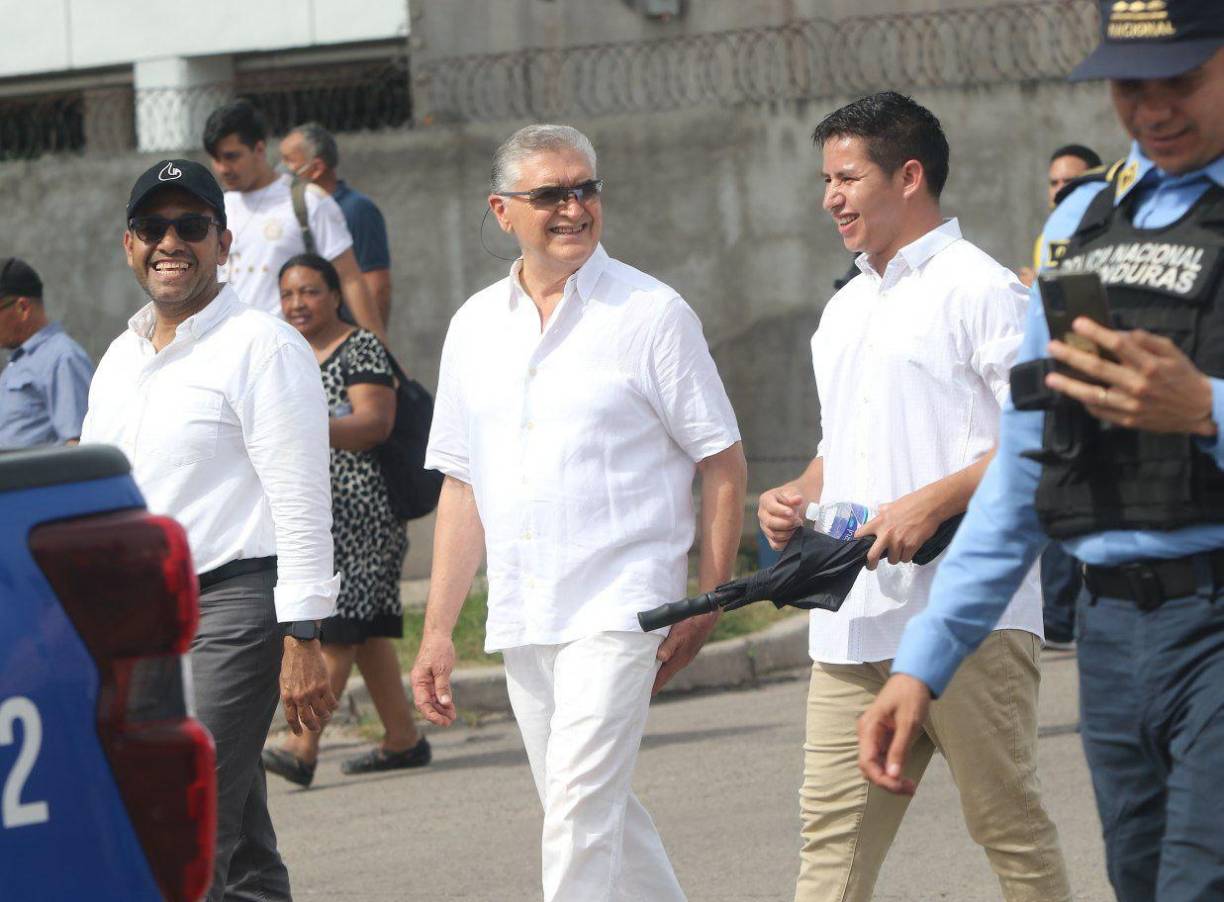 La movilización, que recorrió el bulevar Suyapa, en el oriente de Tegucigalpa, es “a favor de la familia” y para “proteger a nuestros niños, hijos e hijas y a la vida”, subrayó Nácher.