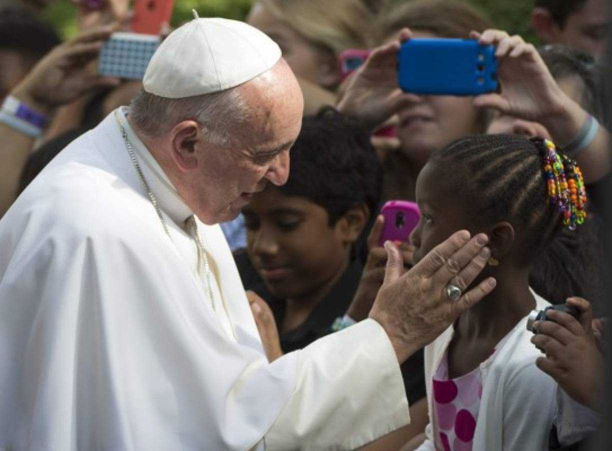 Esta imagen de Francisco bendiciendo una niña afroamericana es de gran simbolismo en los Estados Unidos, en momentos que el fantasma del racismo acecha a la población.