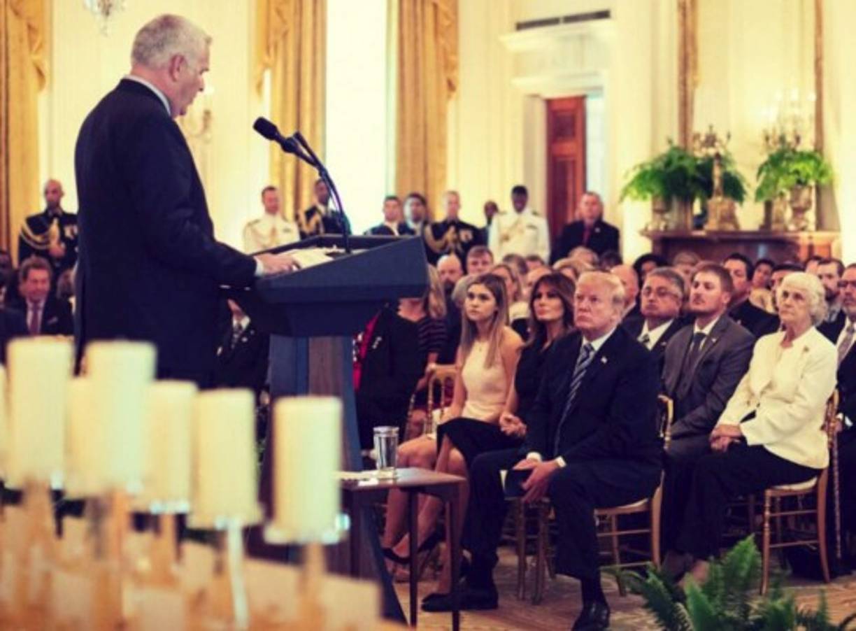 La primera dama intentó acallar los rumores al aparecer el lunes en un evento para rendir tributo a los militares estadounidenses, al que le fue negado el acceso a la prensa.