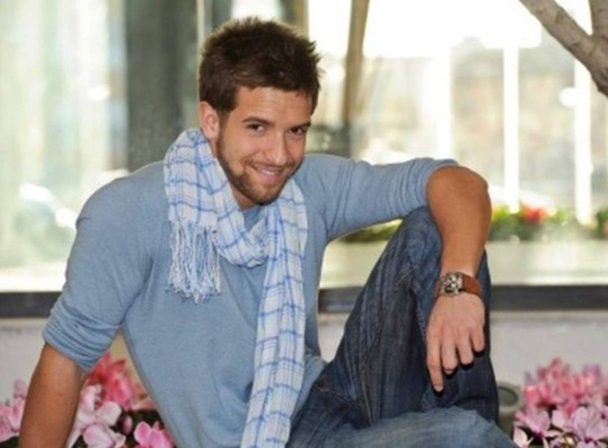 Alborán comenzó subiendo videos a MySpace, sin embargo, fue gracias a la plataforma de YouTube cuando empezó a ser conocido. Su tema original ‘Solamente tú’, cuyo video fue grabado en su sofá, le ayudó a ser conocido en las redes sociales, y a recibir el apoyo de algunos cantantes ya consagrados, entre ellos Diana Navarro, Sergio Dalma y la cantante estadounidense Kelly Rowland.