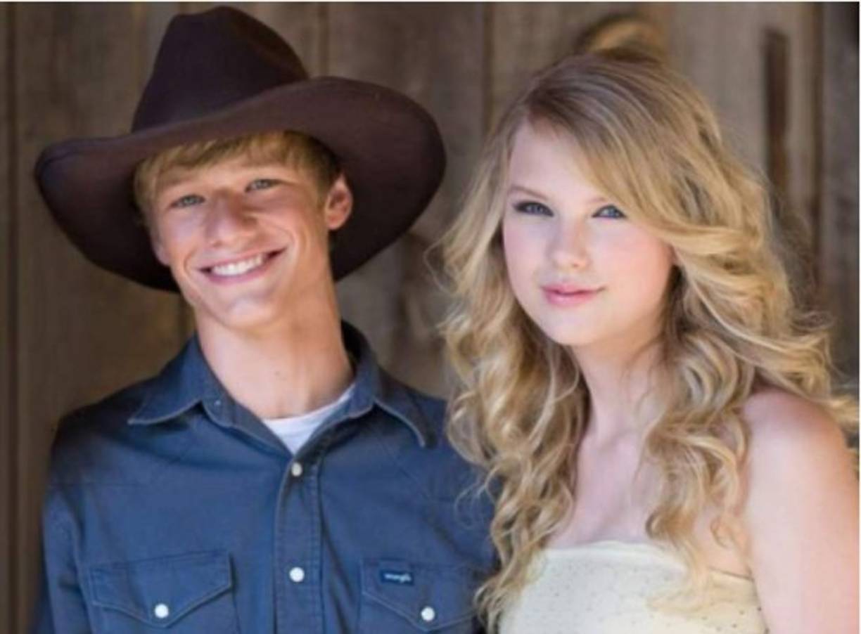 2009. El actor Lucas Till fue su pareja tras grabar el video ‘You Belong With Me’.