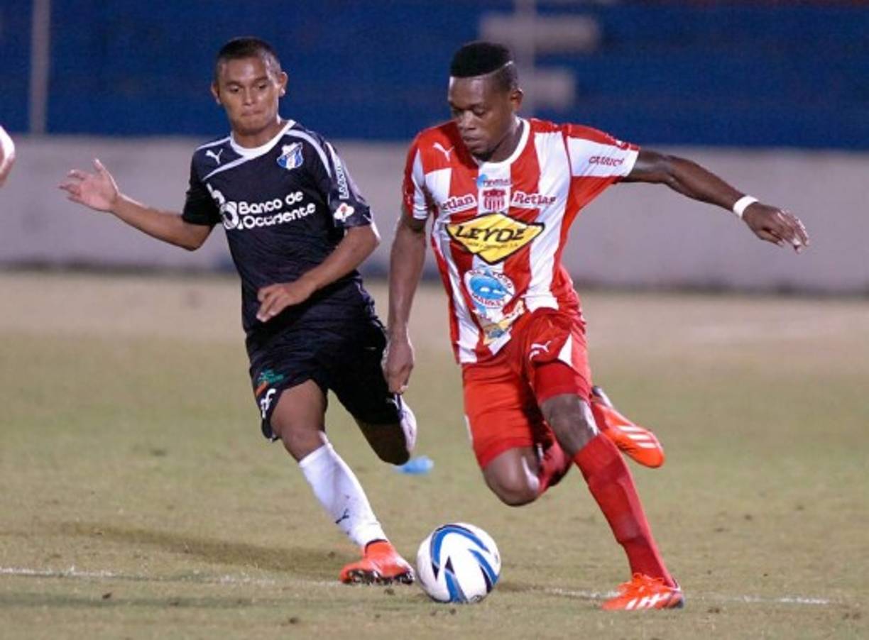 Víctor Arzú, del Vida, es seguido por el juvenil Andric Rivera.