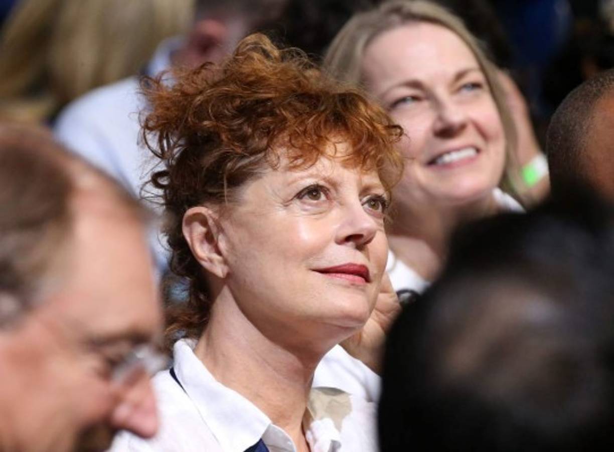 La actriz Susan Sarandon no se tomó propiamente el escenario ni vistió elegantes vestidos, sí hizo presencia en la Convención entre el público muy atenta, como lo ha manifestado en sus redes, de escuchar qué posturas tiene Hillary Clinton frente a temas como el fracking y el Acuerdo TransPacífico. La actriz que apoyaba a Bernie Sanders, dice estar atenta a que Hillary Clinton la convenza después de oír que el mismo senador Sanders dijera: 'Hillary Clinton debe convertirse en la próximo presidenta de Estados Unidos'.