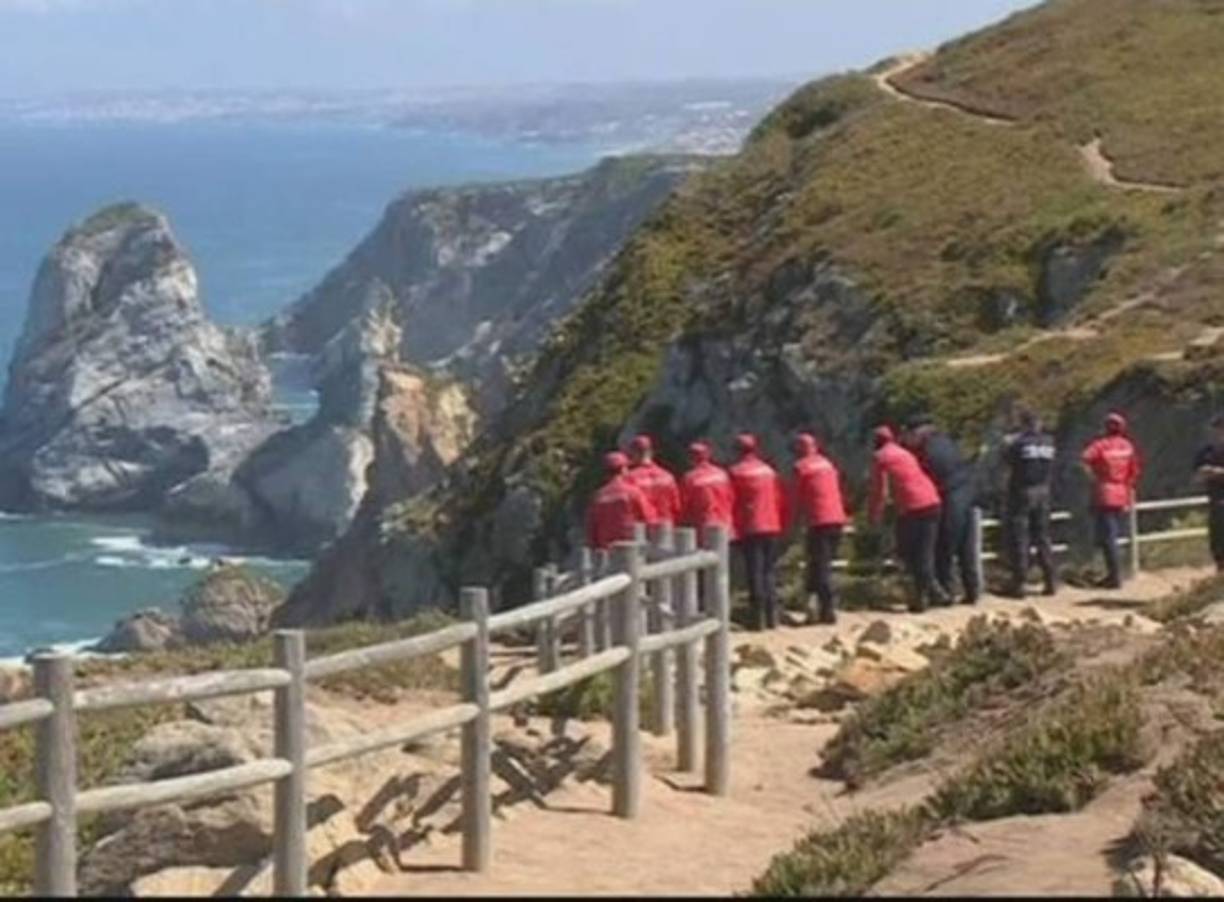 Una pareja pocala murió durante sus vacaciones en 2014 cuando intentaban tomarse una selfie con sus hijos cerca de la orilla. Los hijos de la pareja, de 5 y 6 años de edad, fueron testigos de la caída de sus padres.