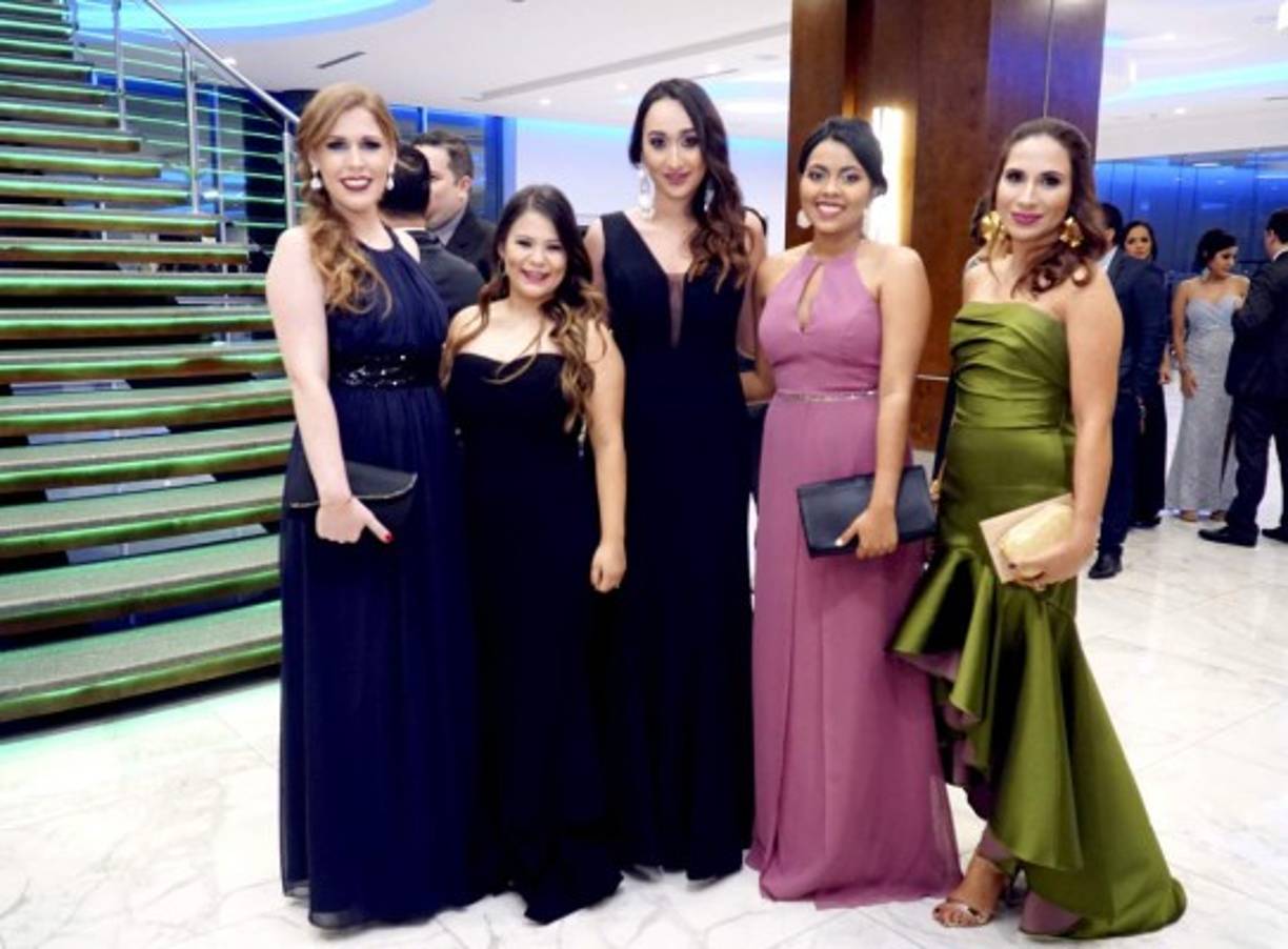 Michelle Kattán, Lin Quan, Paola Erazo, Estefany Flores y Laura Alvarado.