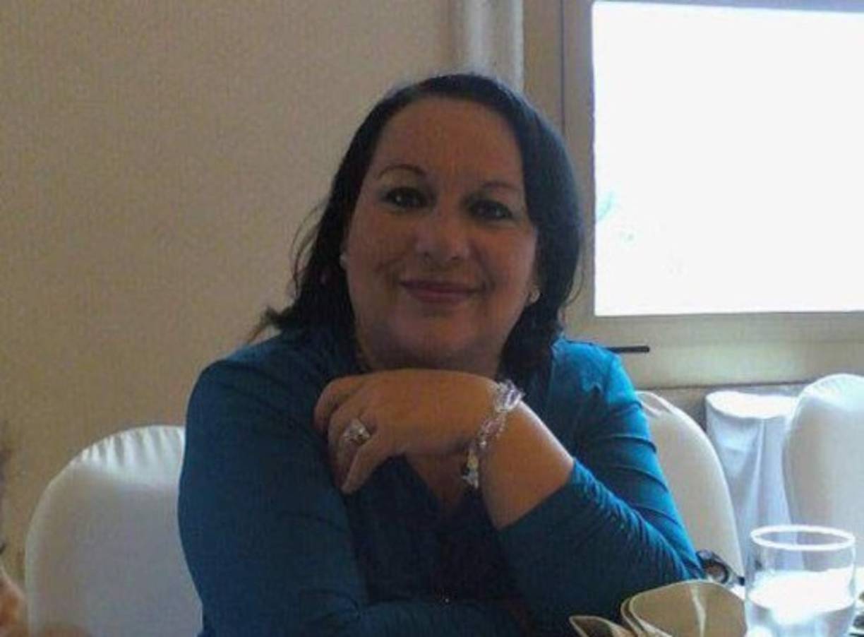 La profesional del derecho Mirian del Cid y un hombre cuya identidad no se ha establecido fueron asesinados este mediodía en una pulpería esquina opuesta a los juzgados en el barrio La Granja de Comayagüela en la capital de Honduras. Según versiones preliminares, al menos ocho sujetos llegaron a la zona vestidos de policías y comenzaron a disparar a las dos víctimas. De acuerdo a la información brindada por agentes policiales en la escena del crimen se contabilizaron al menos ochenta casquillos de arma de fuego.