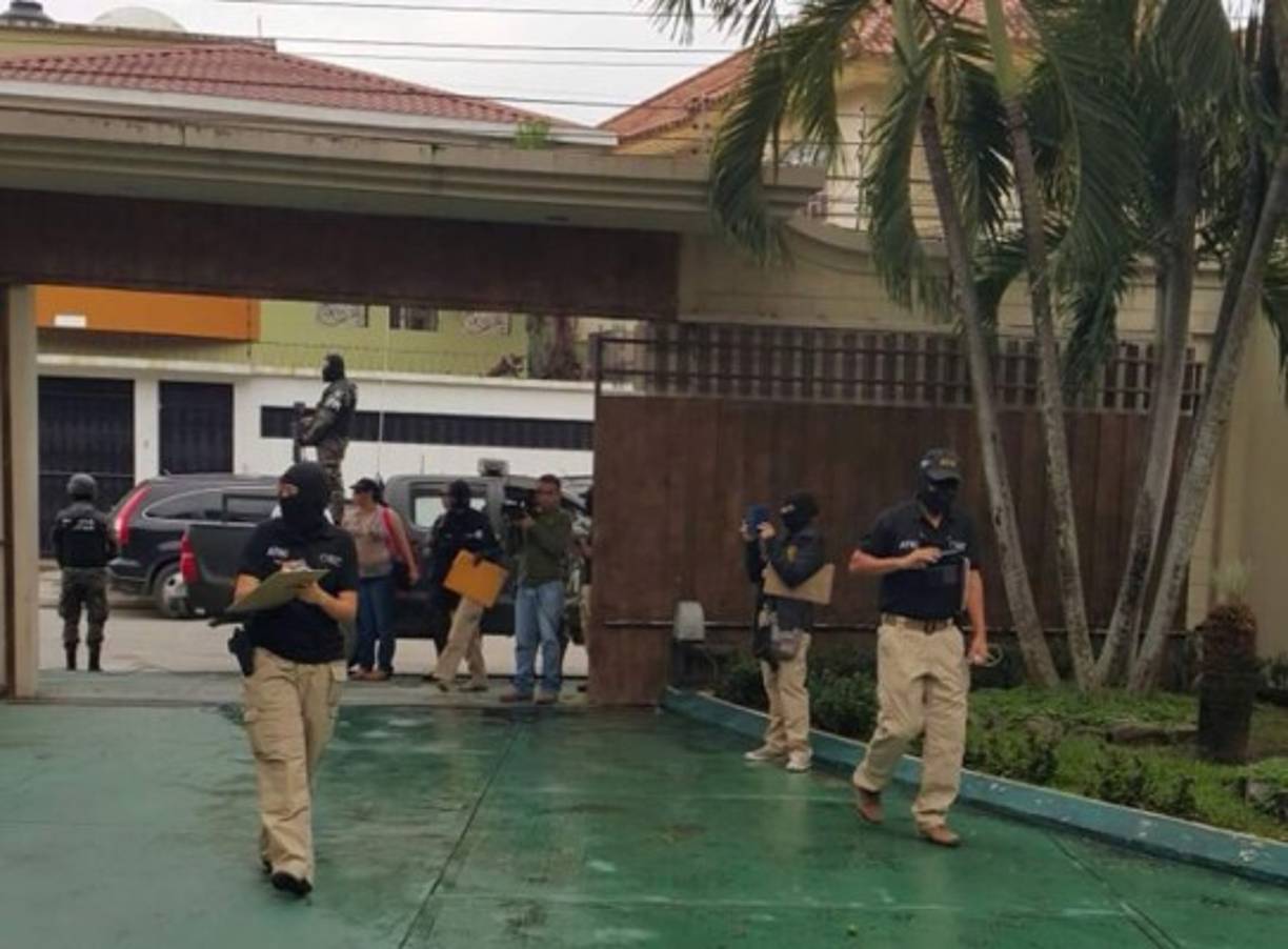 Agencia Técnica de Investigación Criminal (Atic), de la Fiscalía Especial Contra el Crimen Organizado y la Dirección de Lucha Contra el Narcotráfico participan en el allanamiento en residencial El Pedregal de San Pedro Sula.