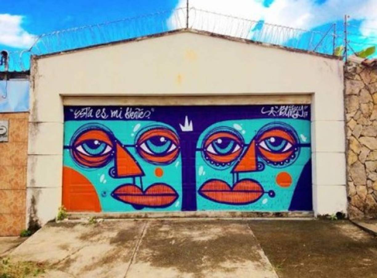 Jorge Pineda pintaba un cuadro en su estudio del barrio Medina.