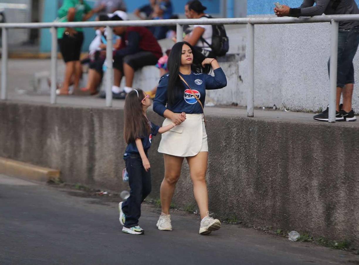 Una bella madre llegó al Nacional Chelato Uclés con su hija para ver el triunfo de Motagua ante Juticalpa FC.