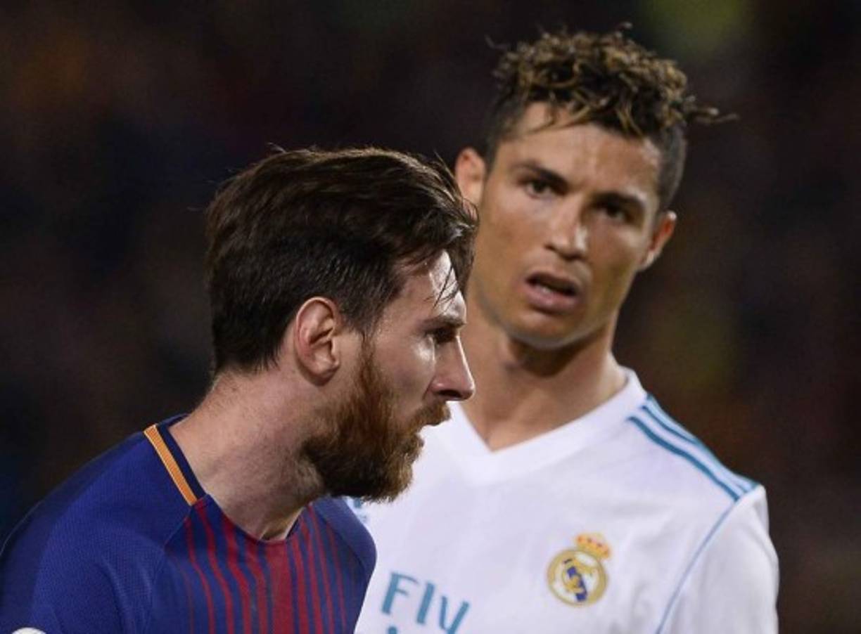Barcelona's Argentinian forward Lionel Messi leavs the field after sustaining an injury during the Spanish league football match FC Barcelona against Sevilla FC at the Camp Nou stadium in Barcelona on October 20, 2018. (Photo by LLUIS GENE / AFP)