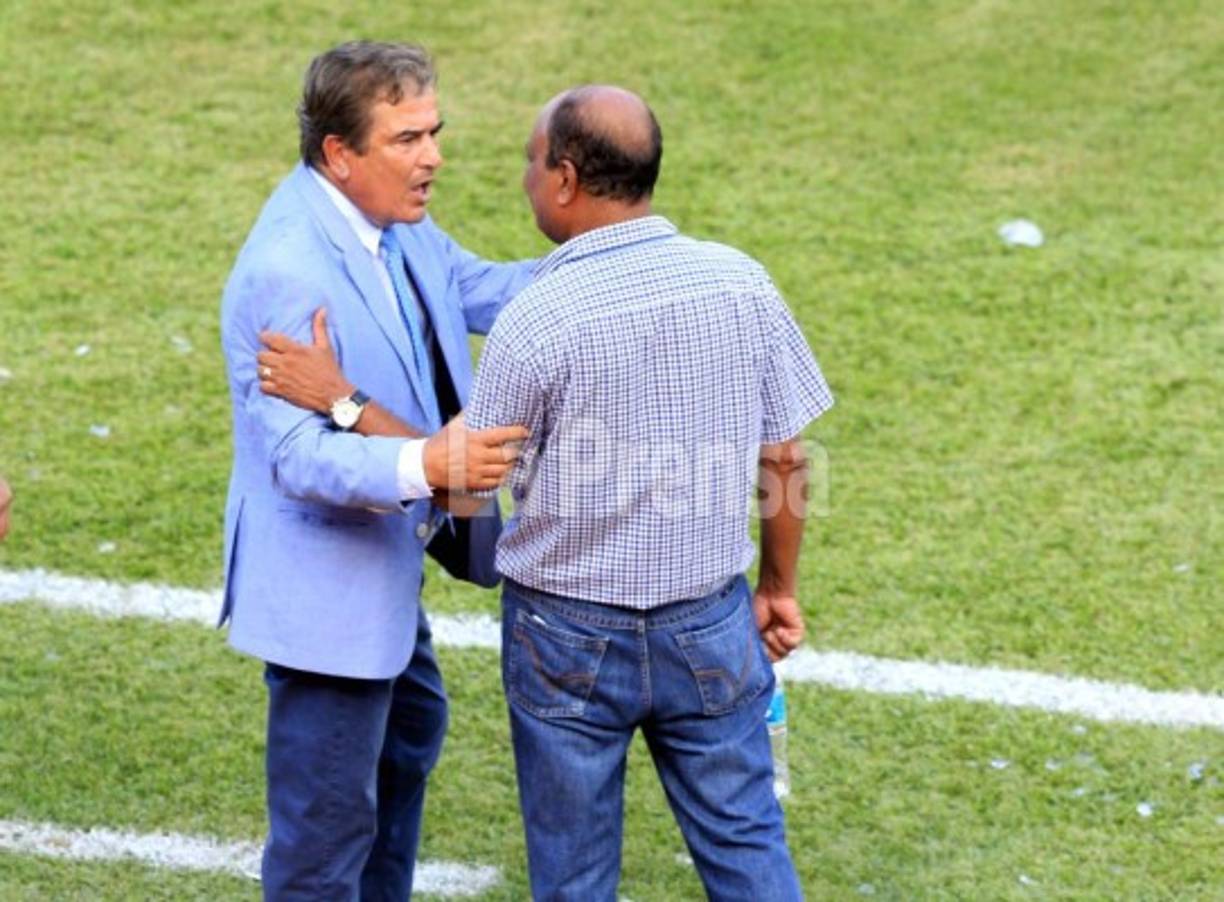 El exárbitro e instructor de la Fenafuth, Amílcar Burgos, tuvo que pedirle calma a Pinto.