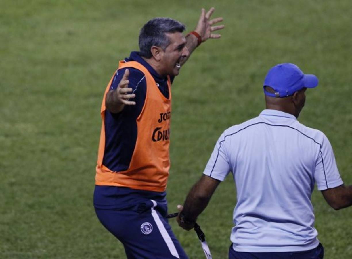 El entrenador argentino Diego Vázquez del Motagua en uno de sus reclamos durante el partido.